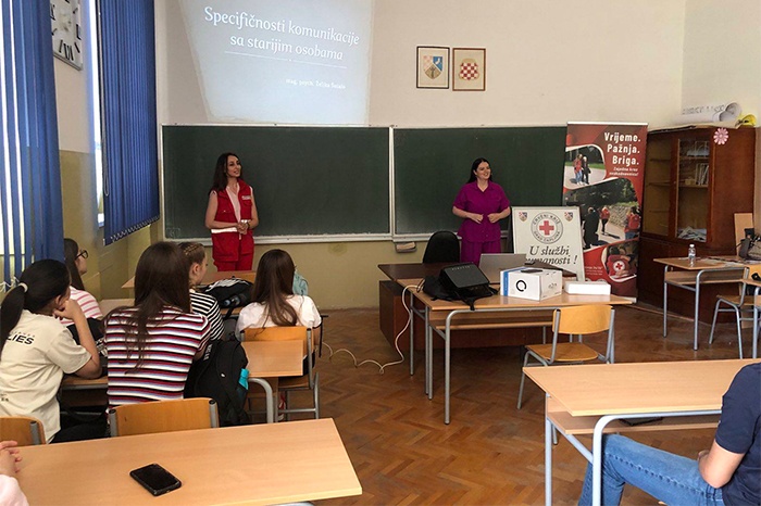 Crveni križ i Željka Šutalo održali predavanje o komunikaciji sa starijim osobama