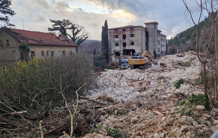 FOTO | Krenulo rušenje Duhanske stanice u Stocu