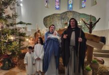 FOTO | Obitelj Falak utjelovila Svetu obitelj u živim jaslicama sa sedmim djetetom Ivanom