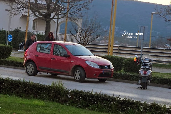 FOTO | Čapljina: U centru grada se sudarili motocikl i osobni automobil