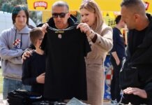 FOTO | Započelo učlanjenje u Dinamo: Mali trg obojan u plavu boju sa mnoštvom posjetitelja