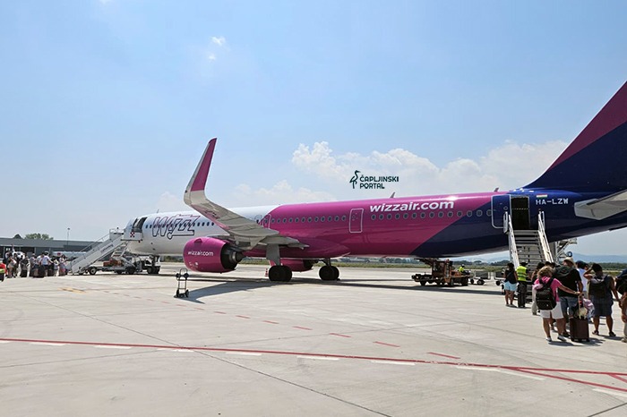 WizzAir-putnici-avion