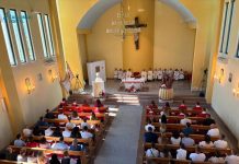 FOTO | 15 krizmanika primilo sakrament Svete Potvrde u župi sv. Petra i Pavla u Strugama/Gorici
