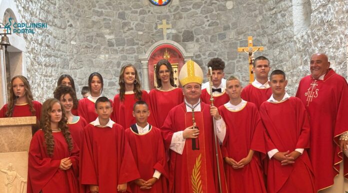 FOTO | Gabela svečano proslavila blagdan sv. Stjepana: Biskup Petar Palić krizmao 13 mladih