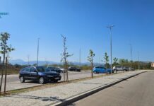 FOTO | Automobili još uvijek na prostoru predviđenom za večerašnji program u Pelinama: Oslobodite parking do 12 sati
