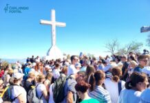 FOTO | Na Križevcu služena Sveta Misa – veliko mnoštvo vjernika ponovno se okupilo na brdu iznad Međugorja