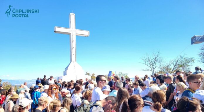 FOTO | Na Križevcu služena Sveta Misa – veliko mnoštvo vjernika ponovno se okupilo na brdu iznad Međugorja