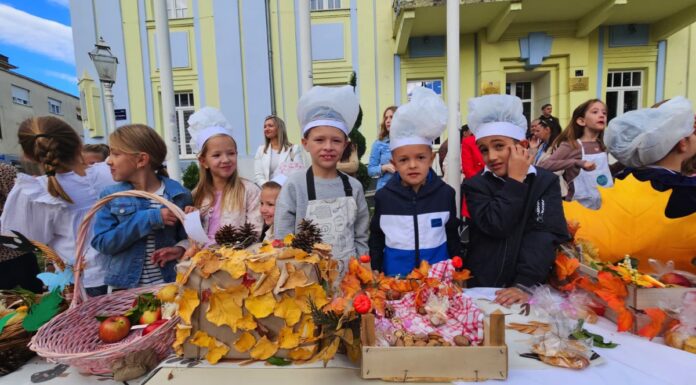 FOTO | Čapljinski mališani zahvalili zemlji za plodove: Trg ispunili kruhom, osmijesima i zajedništvom