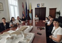 Gradonačelnici Raguž uružen križ – znak zahvalnosti i povezanosti sa svetim Franjom