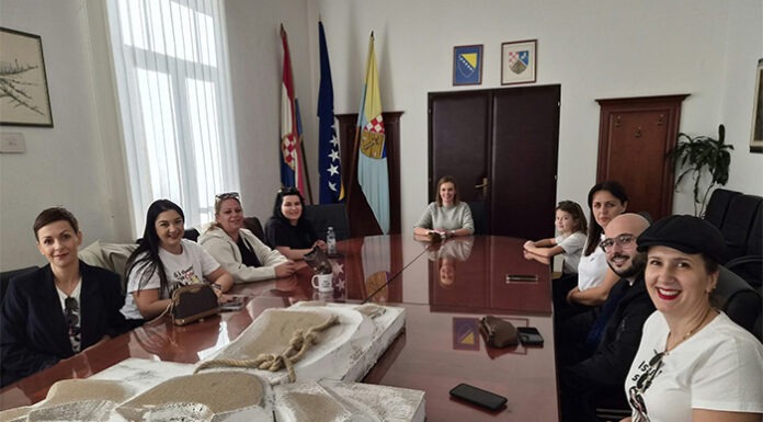 Gradonačelnici Raguž uružen križ – znak zahvalnosti i povezanosti sa svetim Franjom